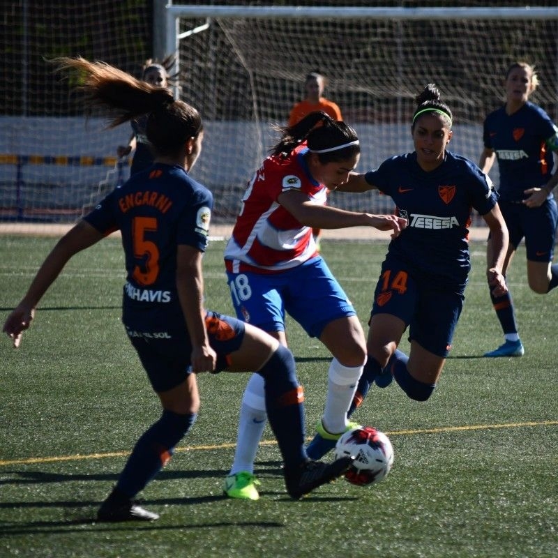 Bárbara Santíbañez disputando un partido de Reto Ibedrola con el Granada CF