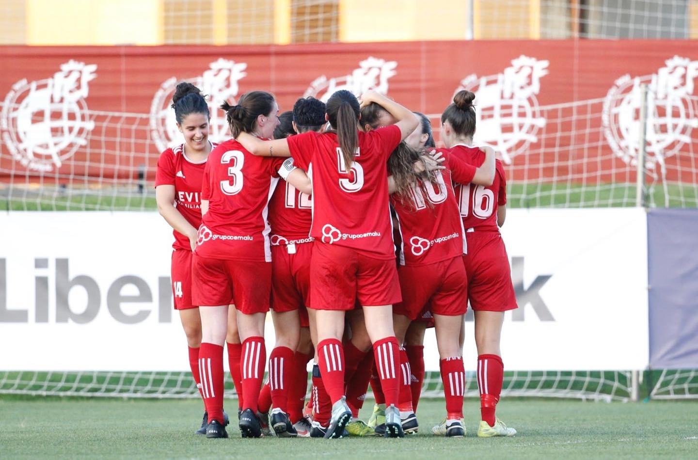 Laura González, a la izquierda de la imagen, celebra un gol junto a sus compañeras. UD Aldaia