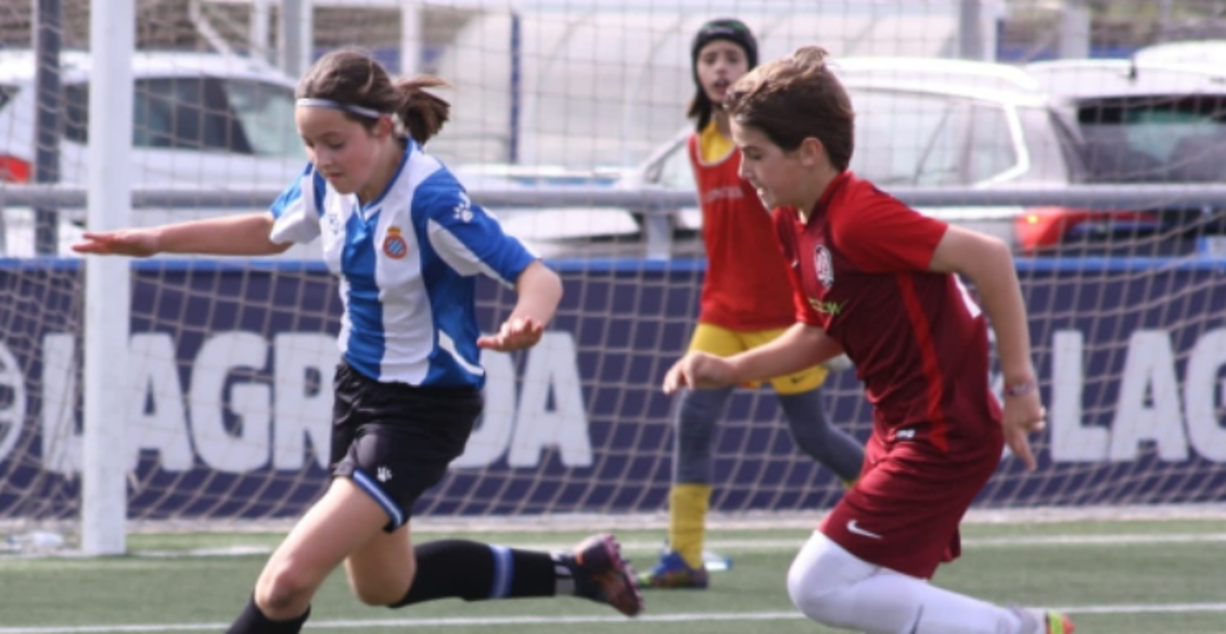 Pros y contras de la cantera del fútbol femenino en ligas masculinas