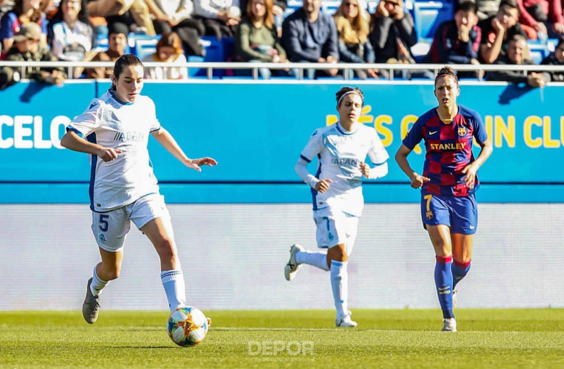 Iris Arnaiz disputando un partido de Primera Ibedrola