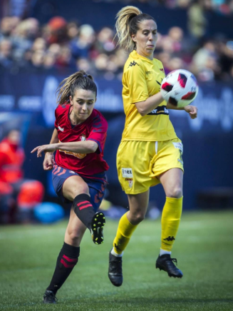 Lidia Alen disputando un Balón en la fase de ascenso a Reto Ibedrola