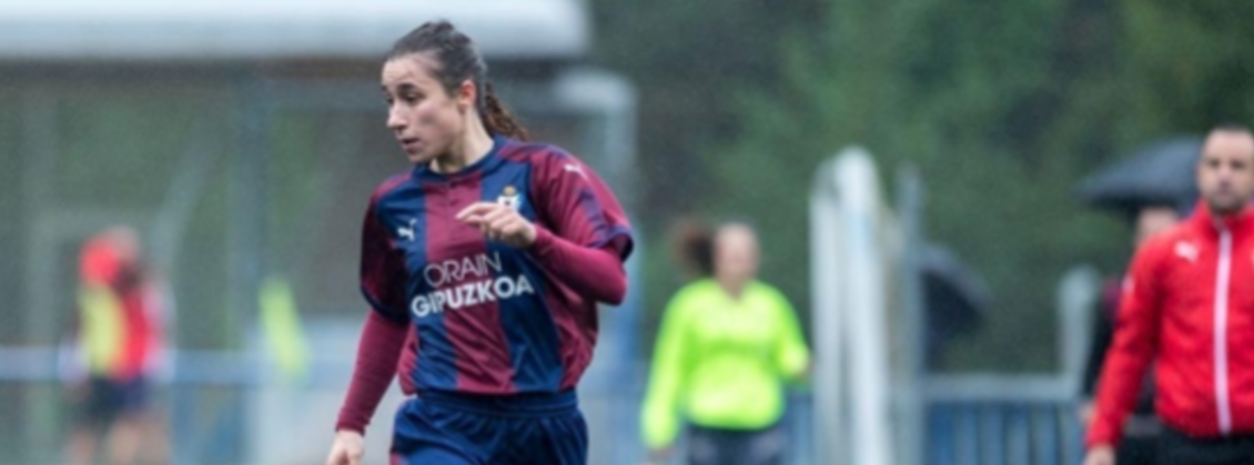 Ane Atristain, antes jugadora y ahora fisioterapeuta, pero siempre en el Eibar