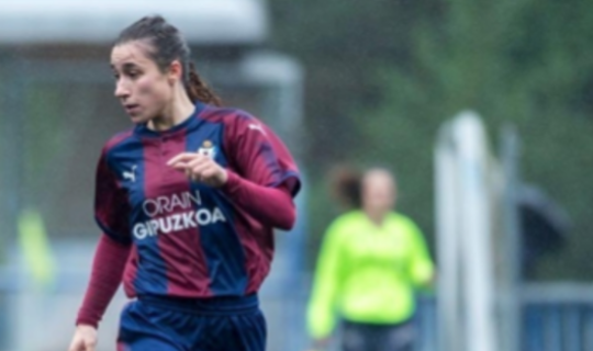 Ane Atristain, antes jugadora y ahora fisioterapeuta, pero siempre en el Eibar