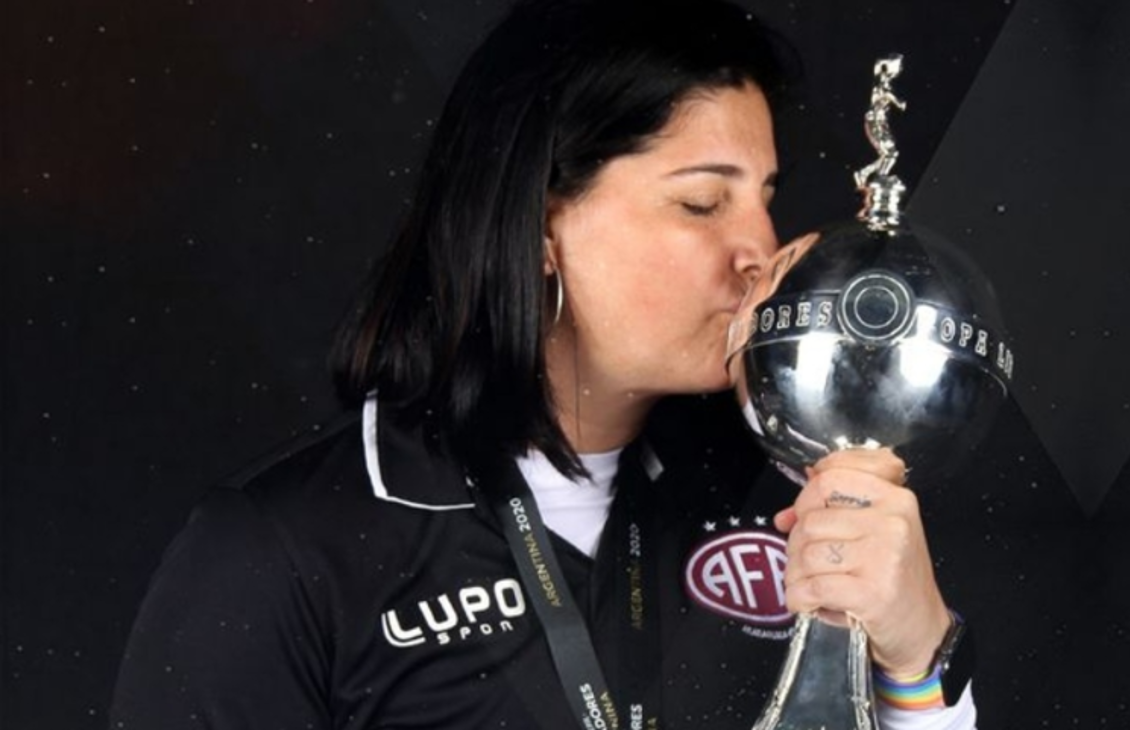 Lindsay Camila, la primera entrenadora de la historia en ganar una Copa Libertadores
