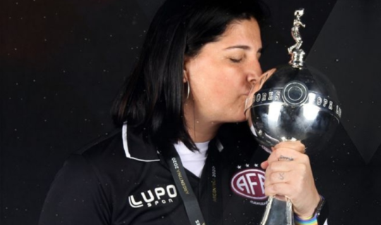 Lindsay Camila, la primera entrenadora de la historia en ganar una Copa Libertadores