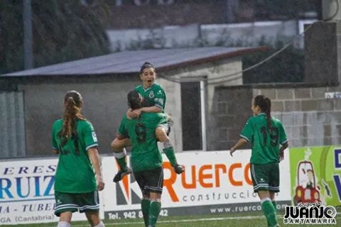 Pinxis celebra un gol con Eli del Estal. Juanjo Santamaría