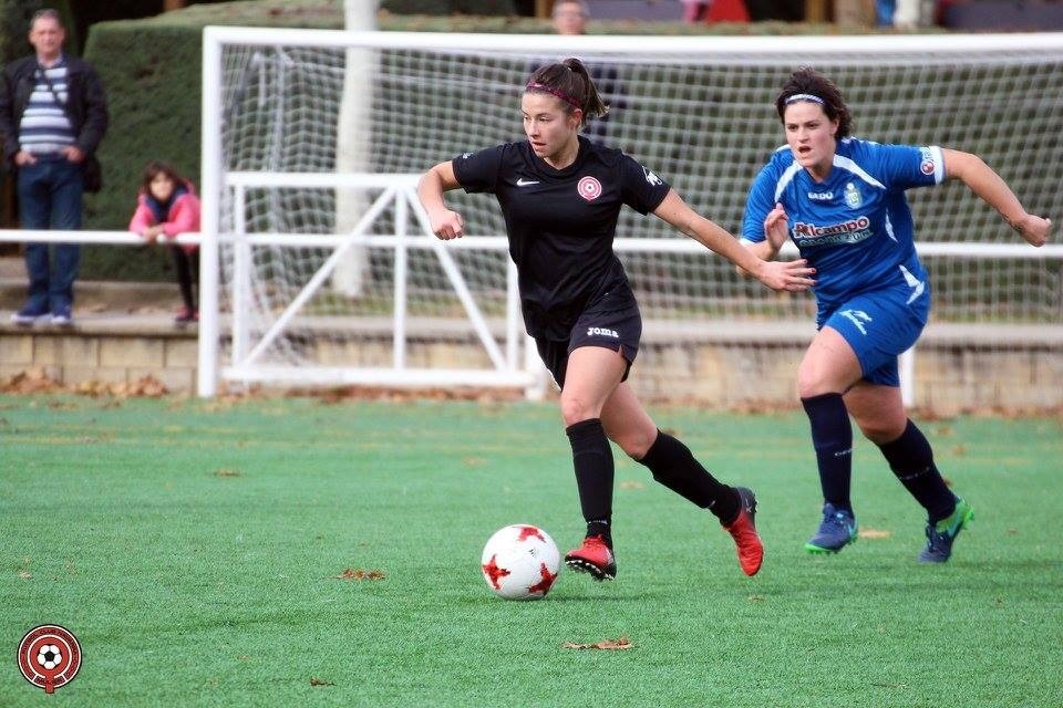 Tamara Sánchez con el balón