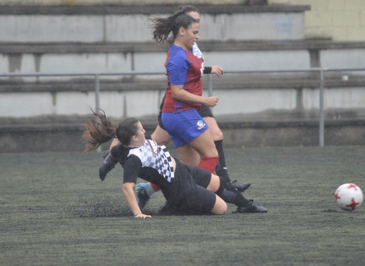 Laura Díaz en un lance del juego frente al Gijón FF