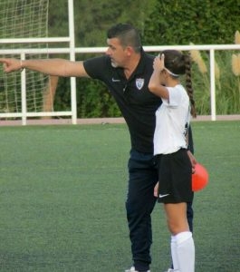 Conrado Galán dando instrucciones a una jugadora