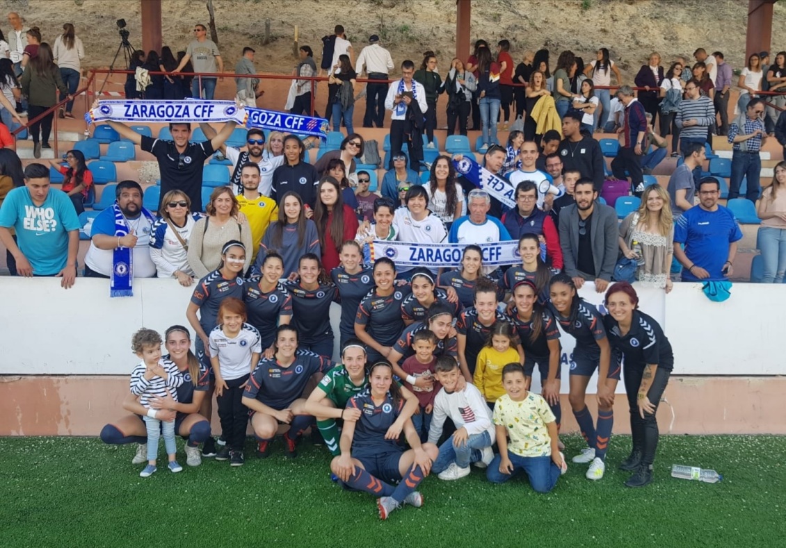 Peña Hijas del Cierzo: afición en las gradas del Zaragoza CFF