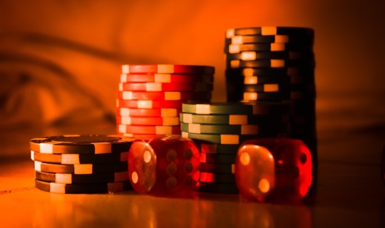 Explicación de expertos en Spinanga casino sobre cómo jugar al baccarat