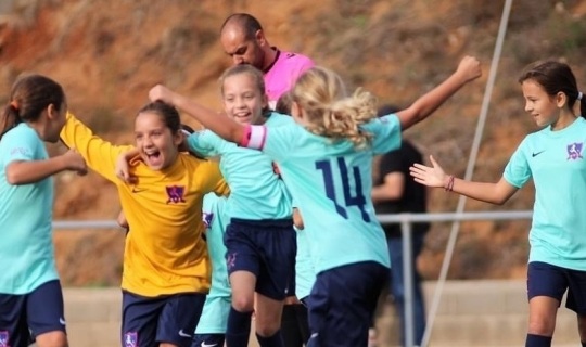 Cap nena en fora de joc; el objetivo vital de la Women’s Soccer School